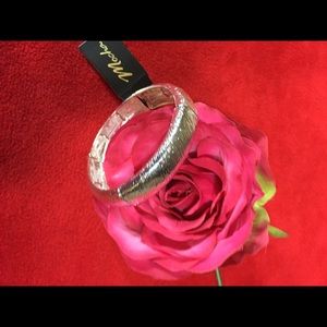 🌷New Price Cut🌷NWT Silvertone stretch bracelet🌷